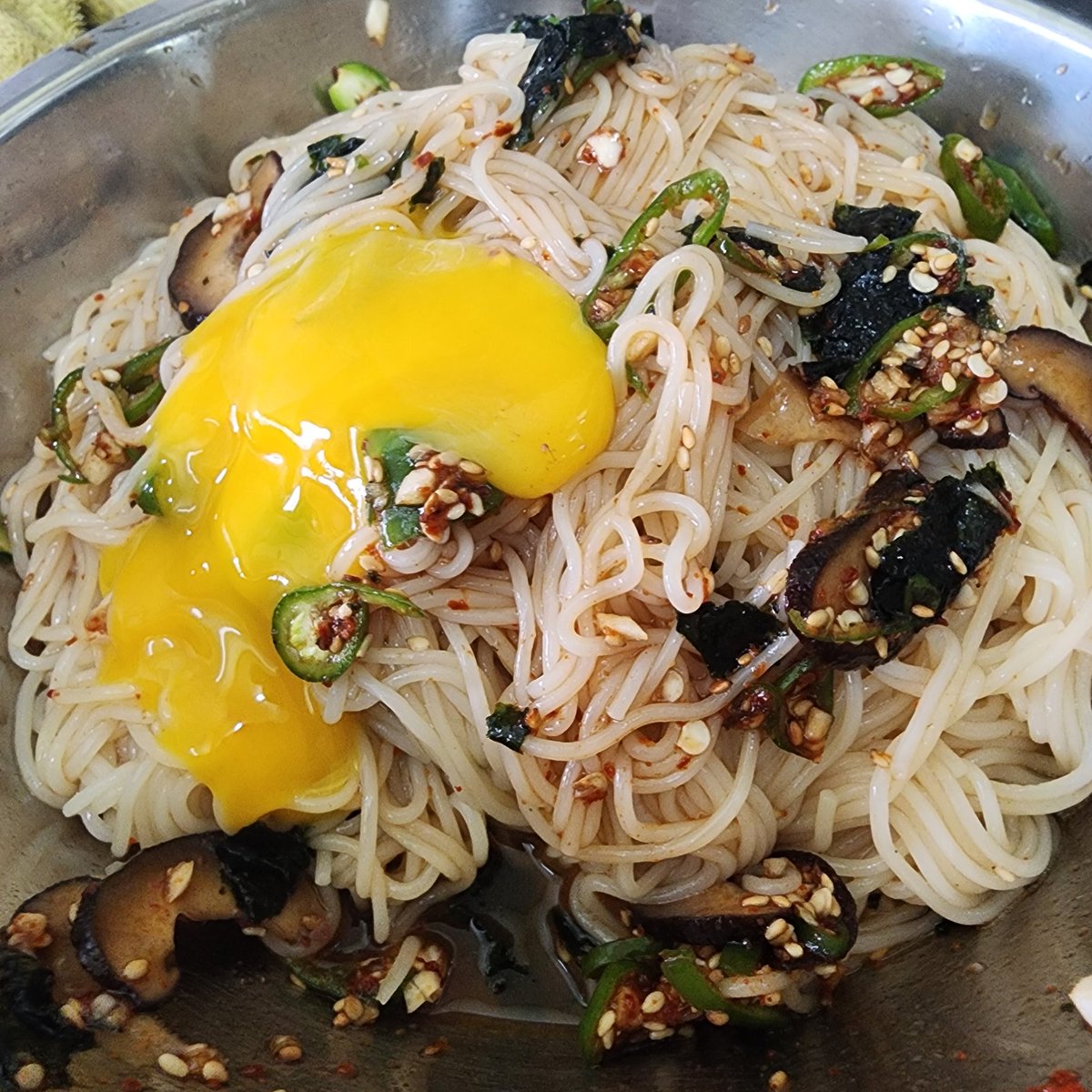 johnsenbil's tweet photo. 요새 국수 중독....
오늘은 간장비빔국수 김가루가득....
신선한 노른자를 톡 올려먹음 부드럽게 넘어가는 면... ♡ 이래서... 밀가루 못끊지..

#시디 #요리하는시디 #요섹시디 #CD #crossdresser #논바이너리 #cooklover #풀업시디 #오토코노코 #다이어트는내일부터 https://t.co/bnoCd9fUep