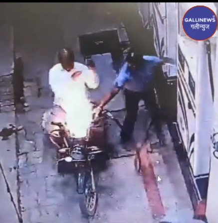 gallinews's tweet photo. Petrol Bharte Waqt Mobile Ki Ghanti Baji Aur Aag Lag Gayi, Viral Video Aurangabad Ka Bataya Jaa Raha Hai
Read Full News: https://t.co/AUriM3xJrx
#AurangabadViralVideo #MobileUseWarning #PetrolFireSafety #PetrolPumpSafety https://t.co/qKoys9Dhsb