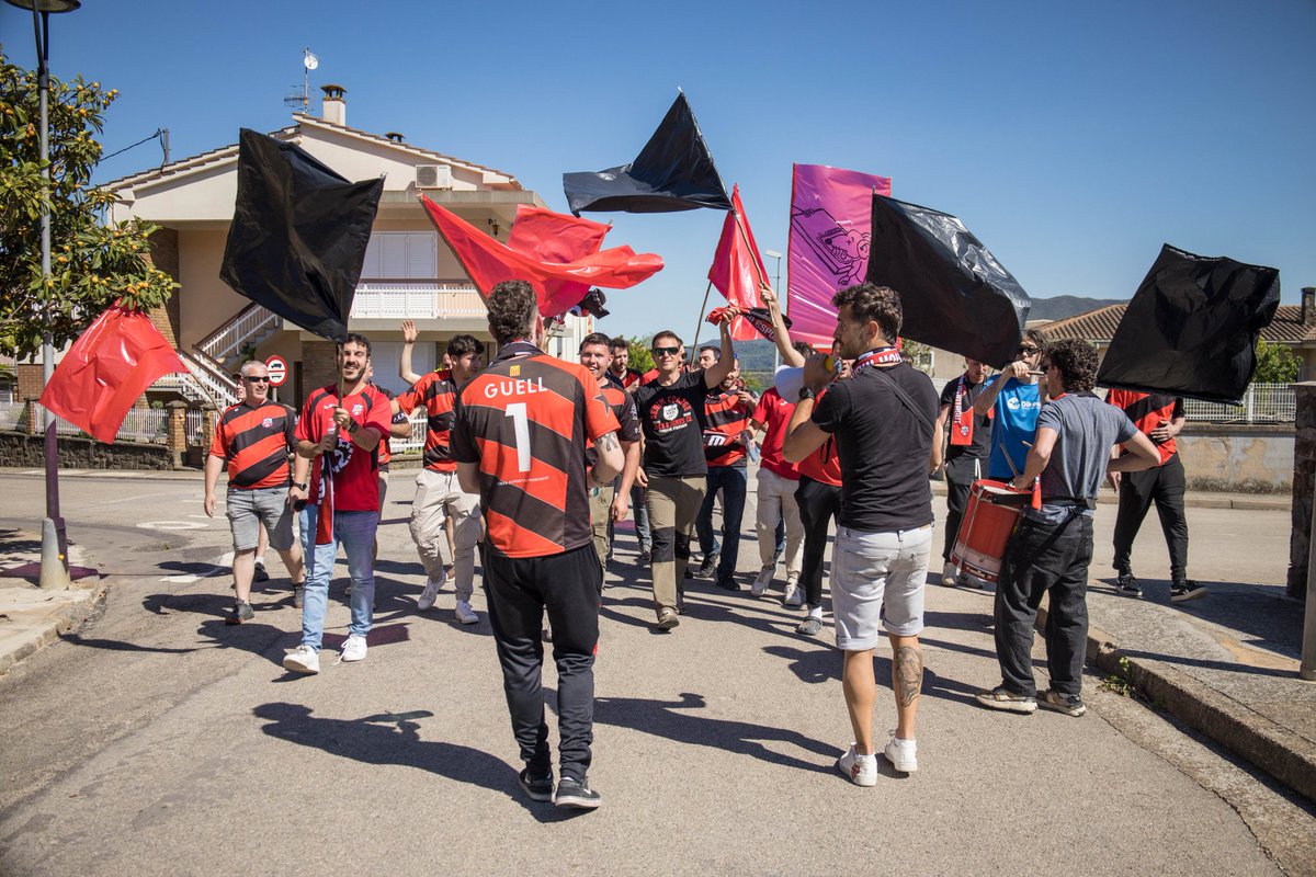 Afició i jugadors de la Penya Esportiva Montagut celebren el campionat de Quarta Catalana i l'ascens a Tercera Catalana, fita històrica pel club i el poble. 8/05/24