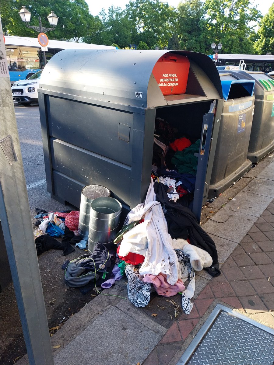 alicates74's tweet photo. @Lineamadrid un contenedor esta abierto desde hace días en calle Rafaela Ybarra 16. Solicito ito que se repare. https://t.co/BzLeX8k12V