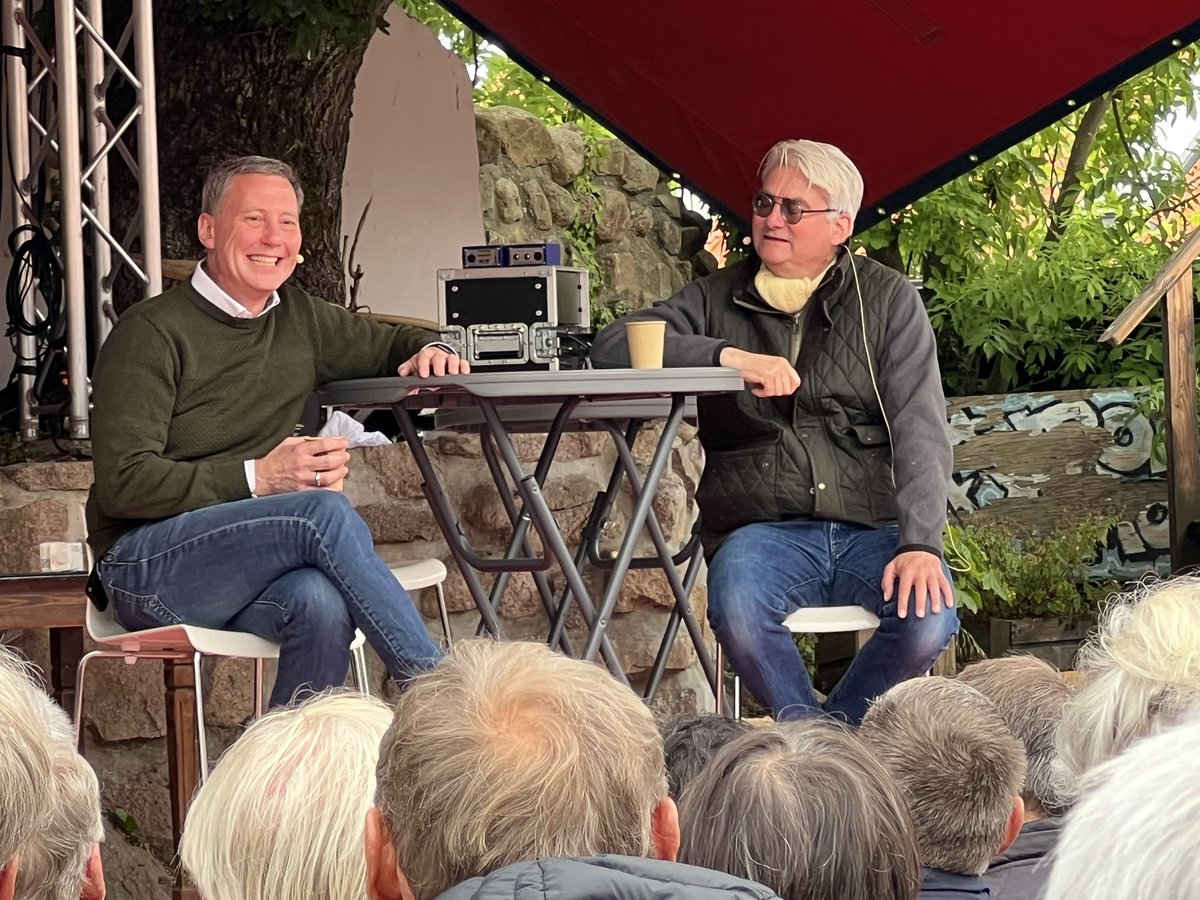 🙏 1.000 tak for et gensyn (vistnok 13. gang!) med en ægte #fmdk klassiker: Morgenritualet med <a href="/sorenpind/">Søren Pind</a> og <a href="/Nickerup/">Nick Hækkerup</a>  - “Bolden er rund, alt kan ske” - altid ærligt, kærligt, sjovt og klogt! <a href="/SoerenKaster/">Søren Kaster</a> <a href="/LEADAgencyDK/">Lead Agency</a> #dkpol