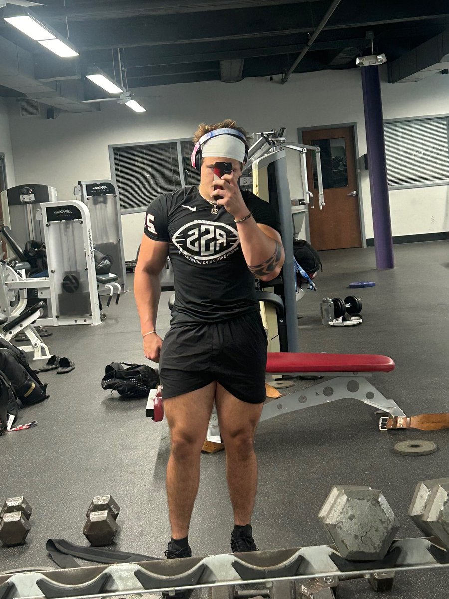 LouieAmiano's tweet image. Heading into junior football season at a solid 225lb with @RomanCatholicHC #classof2026 #linebacker