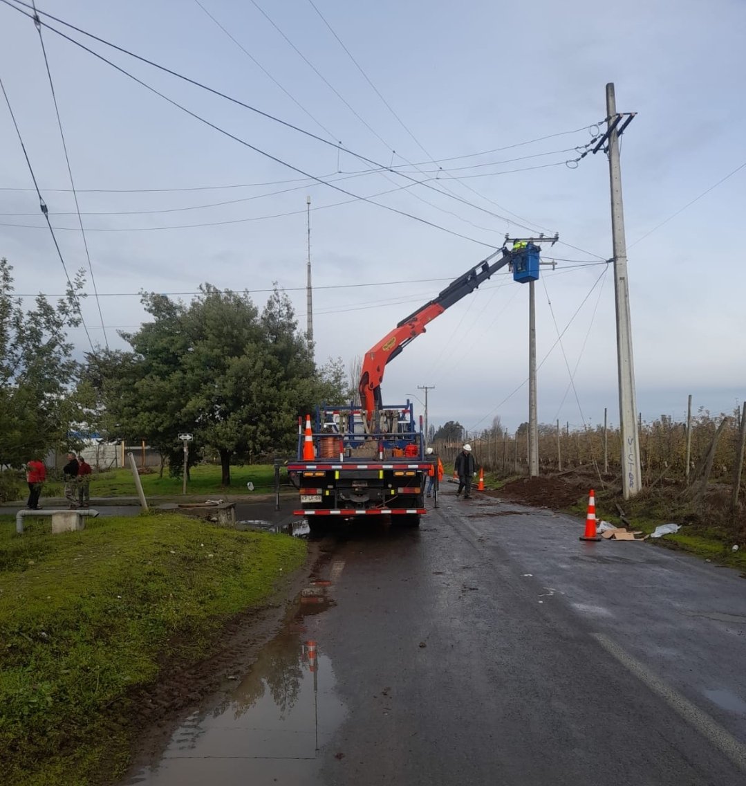 radiocondell's tweet photo. Cooperativa Eléctrica Curicó informa que el monitoreo permanente y el trabajo en terreno han permitido solucionar fallas registradas y mantener 100% operativo suministro de energia para los usuarios. Se mantiene disponible fono 800600111. Equipos y móviles CEC siguen desplegados. https://t.co/LzgmAlA58n