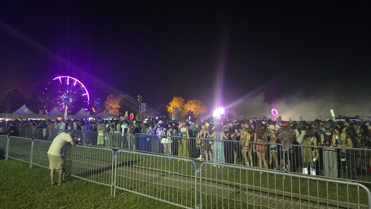 RyanMathewson's tweet photo. .@Bonnaroo @TheFestiveOwl crazy security lines tonight at both the arch and tower entrances. 45+ minute waits https://t.co/xwhZVc7O7Y