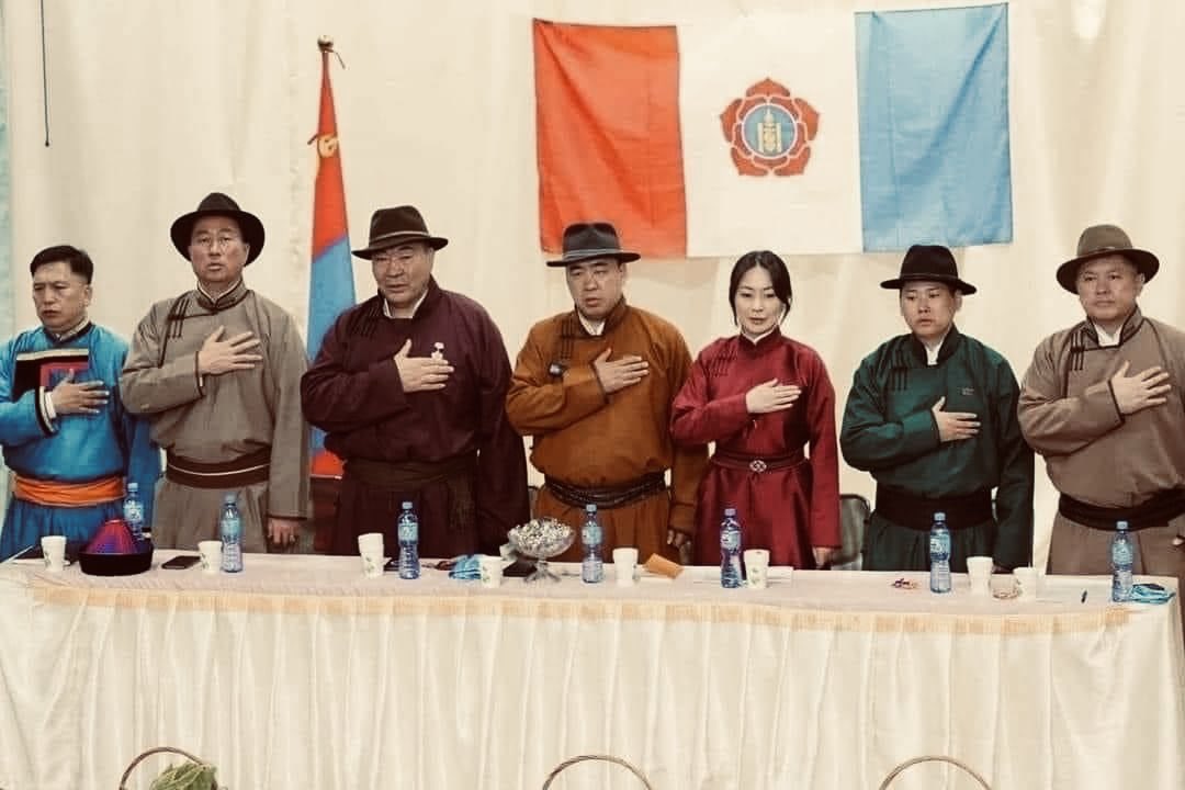 Зовцон царайтай хэдэн юмны байж байгааг, шөнөжин шаасан юм байх даа. 😆