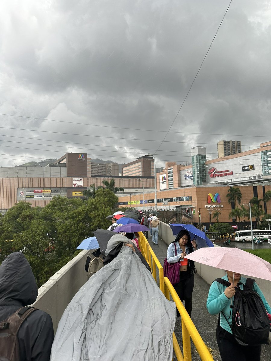 alber_th_'s tweet photo. Querido @metrodemedellin y si hacen cabinas transparentes tipo túnel, para cuando llueve  en los puentes. https://t.co/eutFzrZ4ZK