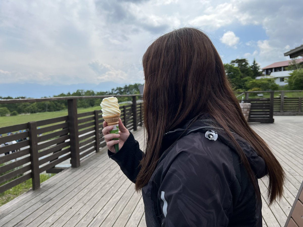 ridingsupport's tweet photo. 昨日は暑かったので清里の清泉寮に行って来ました😊と言うのも半分は仕事ですけどね。ソフトクリーム🍦が相変わらず美味しかったです。お客さんのZX-4RRにビートのフルエキ装置とまだ多少バイクに不慣れな為の同行サポートでした。山の⛰方は曇り☁️だったので大変涼しくて気持ち良かったです👍😇 https://t.co/QOEMk3F2hZ