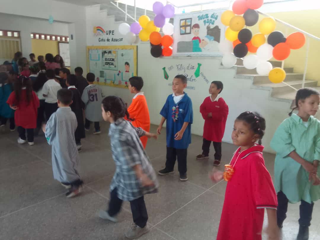 Día del padre.🥳 @MPPEDUCACION <a href="/_LaAvanzadora/">Yelitze Santaella</a> <a href="/CDCEAragua/">CDCE ARAGUA</a> <a href="/LeiraSuarezPsuv/">LeyraSuarezPsuv</a>
