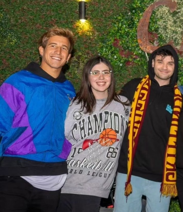 thanksmasini's tweet photo. parece ayer que hacía la fila para el primer gran rex, para el primer luna park, mi yo de once años estaría orgullosa de haber cumplido la promesa de acompañarlos a todos lados, hoy despolve los recuerdos que tengo y me emocione, algunas entradas se perdieron pero+#Marama10años https://t.co/dWJBoDTbSc