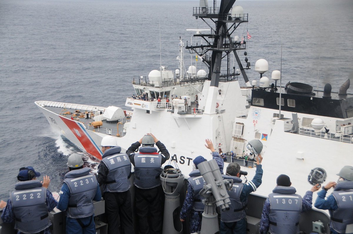 JMSDF_SDF's tweet photo. 補給艦「ましゅう」は、東シナ海において、米沿岸警備隊巡視船「ワエシュ」とともに、海上自衛隊と米海軍が洋上補給に関して相互に代替し得る能力の維持・向上のため日米共同訓練（ILEX24-3）を実施し、部隊の戦術技量及び米沿岸警備隊との相互運用性の向上を図りました。＃FOIP https://t.co/yQtFs592JQ