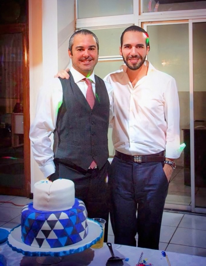 Fan de su relación...
🥒💦   👉👌