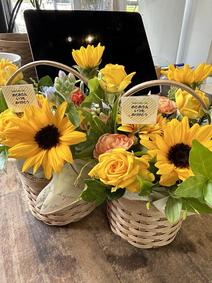 selflo_ehime's tweet photo. 2024.6.14
こんにちは。お花屋さんの無人販売機セルフラです。
6月16日は『父の日』
日頃なかなか言えない感謝の気持ちを込めて
お父さんに似合う、明るく爽やかなフラワーアレンジメントのプレゼントはいかがですか。
見にいらしてくださいね^^ https://t.co/1DYzYprSf0