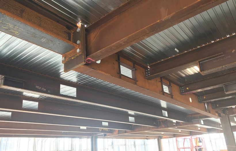 The use of steel at 405 Bourke Street, enabled a 16-metre cantilever, projecting over the heritage façade of an adjoining building. It also achieved an increase of the floorplate and therefore the lettable space available. spr.ly/60125SYip
#Steelselect #XLERPLATE #DECKFORM