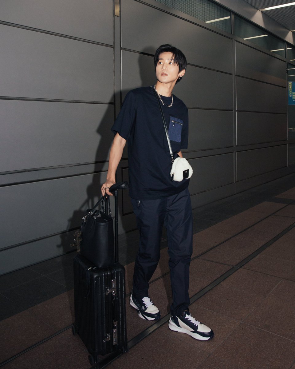 Snow Man #目黒蓮、黒の上下に オニギリ型ミニバッグ＆クマ型チャーム