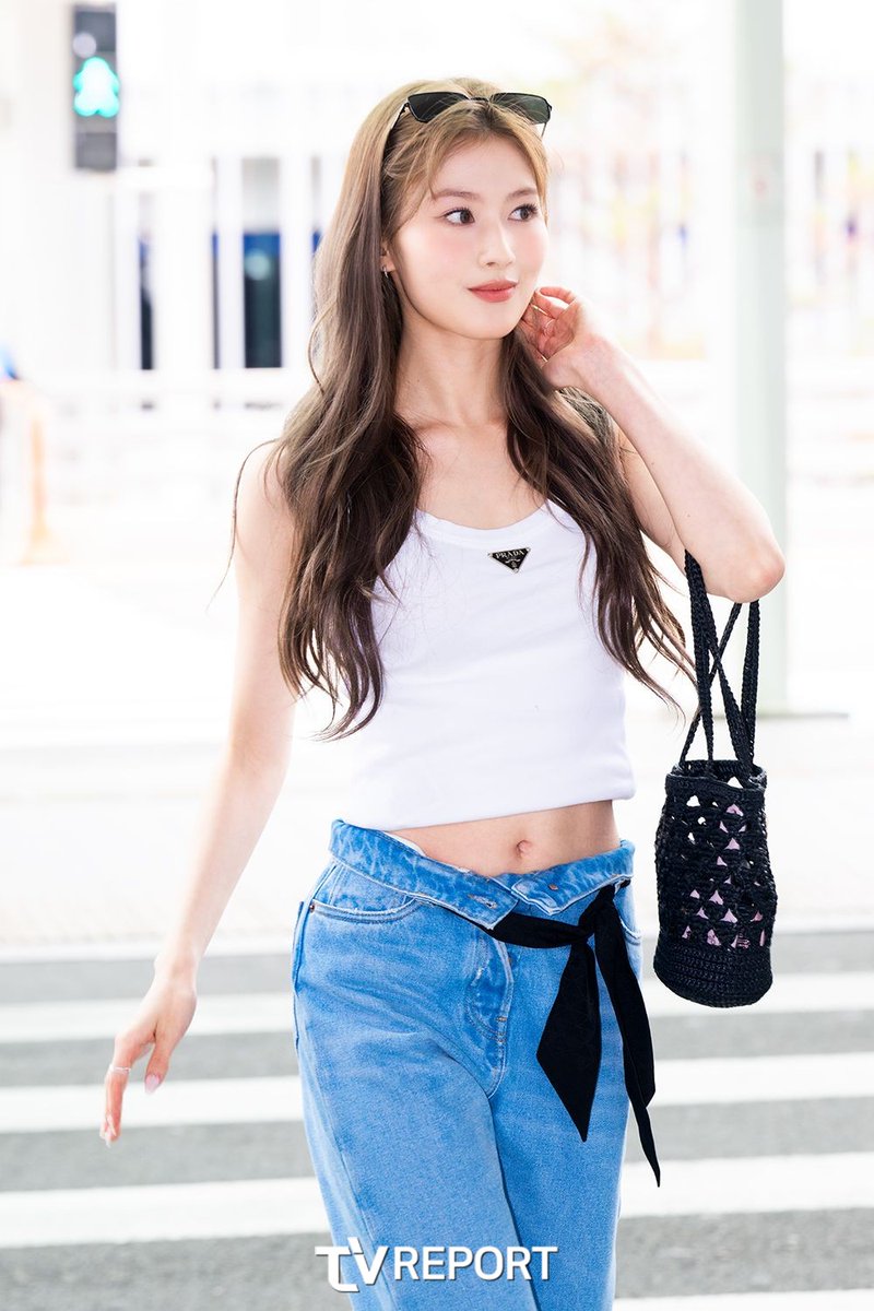 Sana arrived at the Airport, heading to PRADA SS25 Fashion Show

#TWICE #트와이스 <a href="/JYPETWICE/">TWICE</a>
