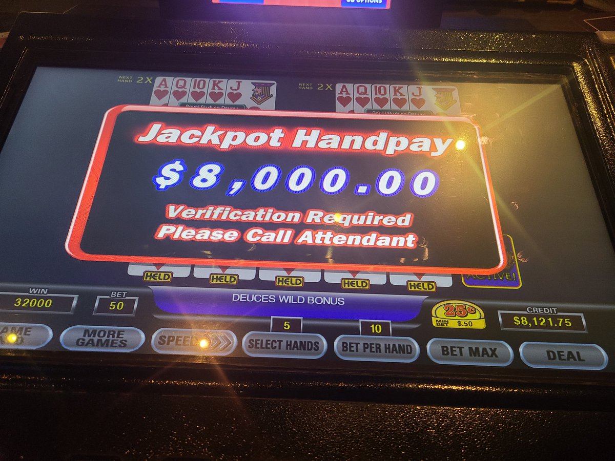 PotterVegas's tweet image. 1st time ever where the machine didnt let me draw...natural royal on the bottom...it auto-held that one!!  #handpay