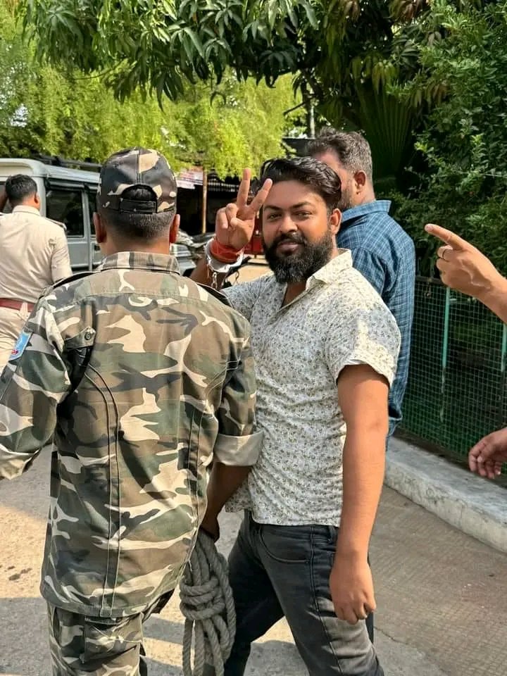 SonOfBharat7's tweet image. हज़ारीबाग के हिंदू शेर
अमन को जेल भेज दिया गया जुर्म बस इतना है कि महूदी गाँव में राम नवमी की शोभा यात्रा पिछले 40सालों से बंद थीं

अमन ने इस बार वो यात्रा निकाली, बस ये बात झारखंड सरकार को बर्दाश्त नहीं हुई और गंभीर धारायें लगा कर इन्हे जेल भेज दिया..

क्या हिंदुस्तान में ये…