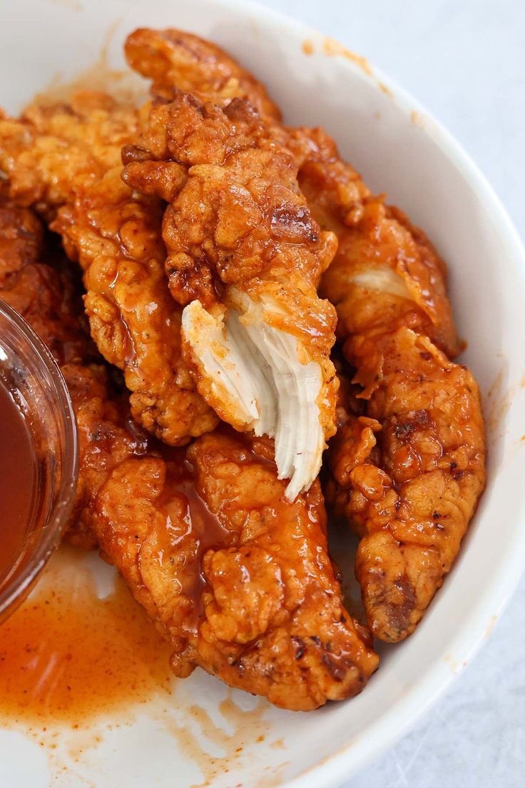 eatsimple_x's tweet photo. Resep Simple Hot Honey Chicken
Tenders 🍗🍯🌶️

Bahan-bahan:

1. Marinasi ayam

• 500 gram fillet ayam
• 1 cangkir buttermilk
• 1 sendok teh paprika
• 1 sendok teh bubuk bawang putih
• 1 sendok teh bubuk bawang merah
• 1 sendok makan cabai bubuk
• Garam dan merica hitam secukupnya

2. Bumbu Tepung

• 1 cangkir tepung serbaguna
• 1 sendok teh paprika tambahan
• 1 sendok teh bubuk bawang putih tambahan
• 1 sendok teh bubuk bawang merah tambahan
• 1 sendok makan cabai bubuk tambahan
• Minyak untuk menggoreng

3. Saus Honey

• 1/2 cangkir madu
• 2 sendok makan saus pedas (sesuaikan dengan selera)
• 1 sendok teh garlic bubuk
• 2 sendok makan mentega

Pict: Pinterest 
Video: Jordanramsy 
Thanks 𝕏 #eatsimple 

⬇️