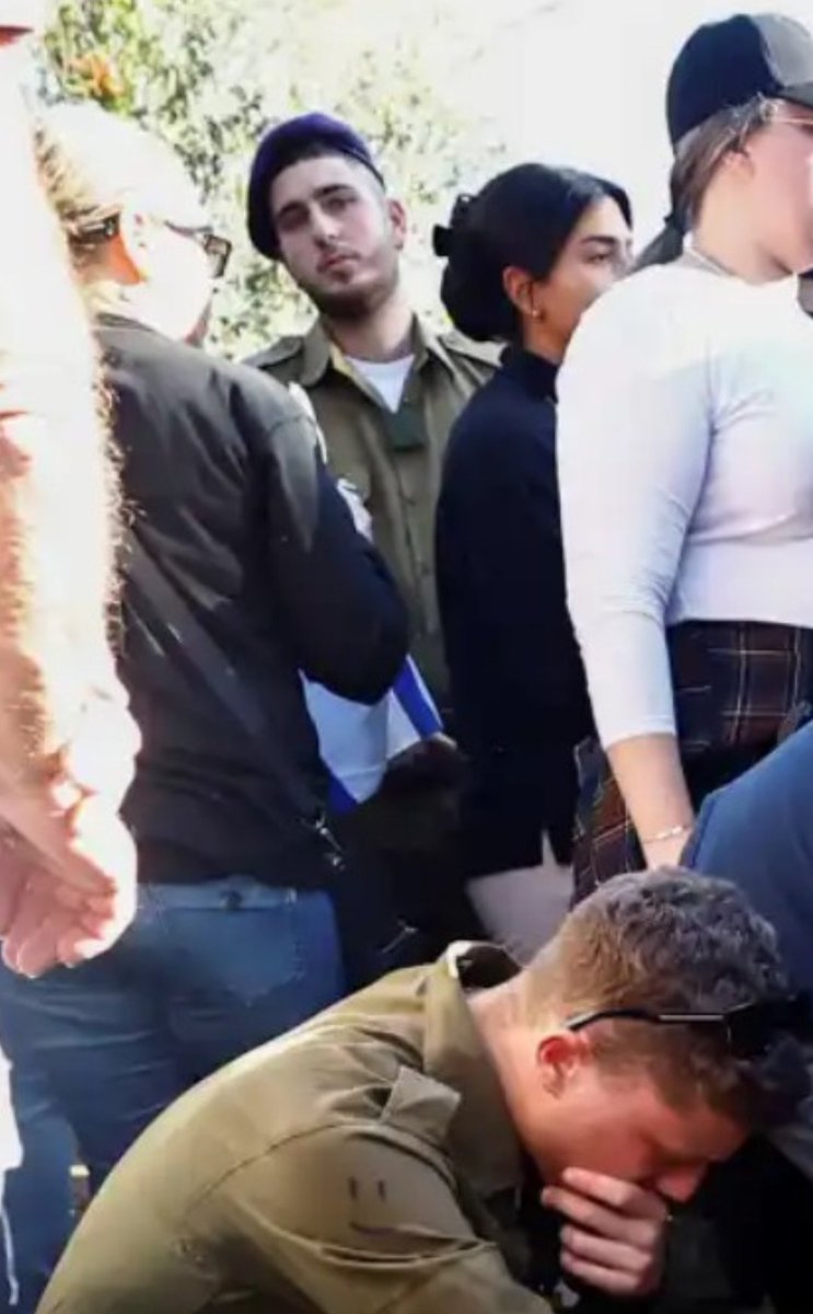 SerkanTheWriter's tweet photo. 🚨 CONFIRMED 🚨

This Zionist soldier is from Sydney, Australia.

Below is a photo of him at a Chanukah event organised by the peak Zionist body, the Jewish National Fund, in December 2020 at Taronga Zoo.

Face ID tech also says his face matches a Reuters photo of a Zionist soldier taken in December 2023 during Israel's genocide of Palestine.

Story to come soon | @TrueNewsWeekly

📝 Subscribe:
https://t.co/6qC2dPi1IS