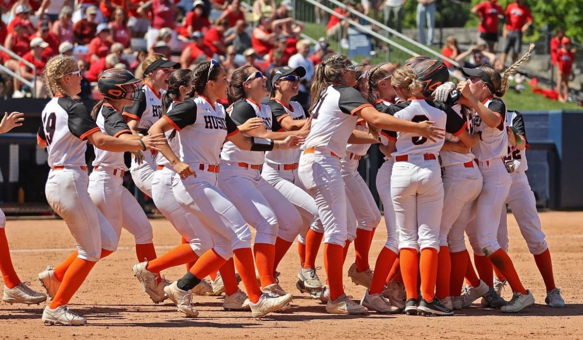 Talon_King08's tweet photo. STATE CHAMPS‼️ So proud of this team and all the hard work we put in, on and off the field. Couldn’t have asked for any other team❤️ @hc_huskies_sb @ErieFrost07Prem @814Elite @BoroSoftball16 @PennStateSB @psb_softball @SRU_Softball @Caldwell_SB @BGSUSoftball @HurstSoftball https://t.co/ynxDbqsKuK