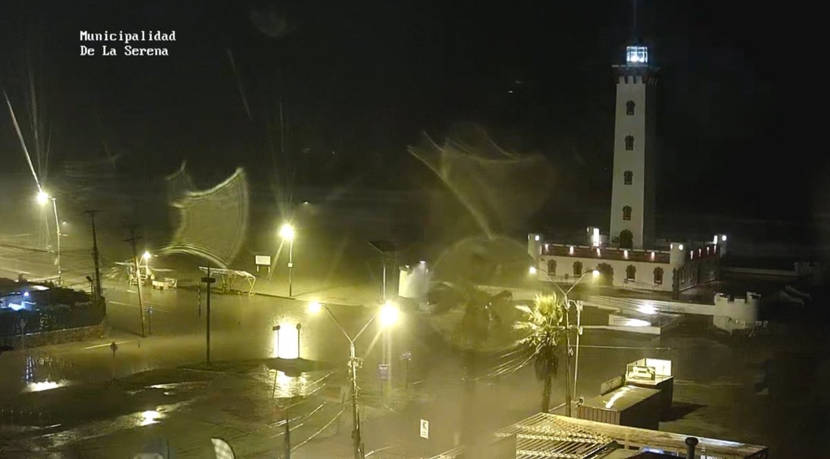 MeteoLaSerena's tweet photo. [Ahora] #LaSerena (23:40 h)
Cubierto y lluvia fuerte con 12,4°C 🌧️
Agua caída: 56,1 mm. ☔️ https://t.co/9BqwWwN74P