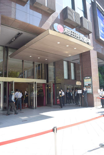 livedoornews's tweet photo. 【宝塚急死問題】株主総会大荒れ 急死関わったとされる団員の出席求める声も
https://t.co/6cVuVxLmZm

宝塚歌劇団員の急死問題を巡り、株主が強い口調で謝罪がないことを詰問。大塚専務は「それぞれの行為はハラスメントにあたるものですが、基本的には悪意をもって当たったものではない」と答えた。 https://t.co/gAymhz1cIw