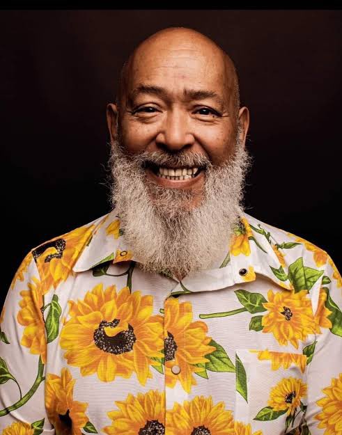 Meu querido amigo Skowa partiu hoje.
Ele fez o Sossega Leão, Skowa e a Máfia, foi um dos produtores do disco Cultura de Rua, marco do rap brasileiro e integrou o emblemático Trio Mocotó.
Nossos encontros eram festivos e bem humorados. 
Que descanse em paz e agite no paraíso. 🖤