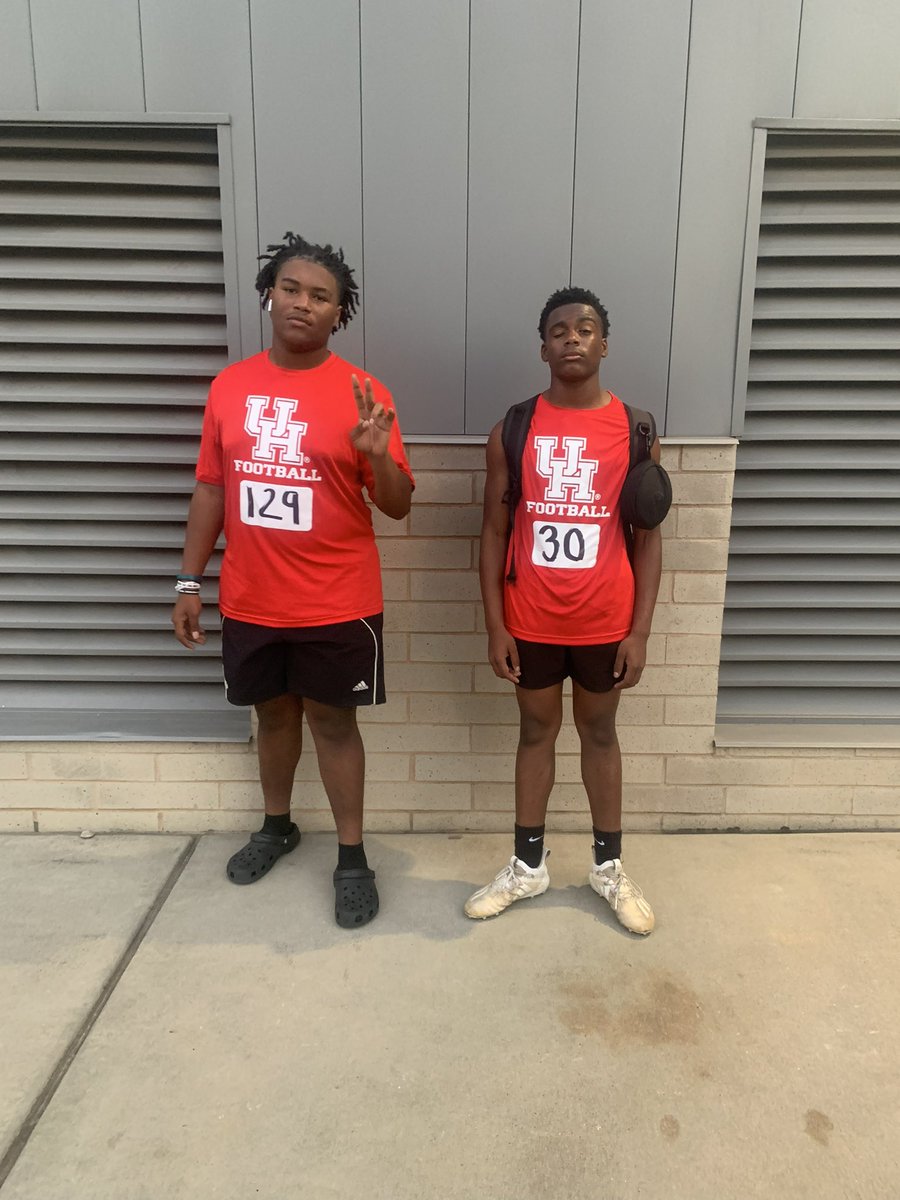 TheTshirtGurl's tweet photo. Good times with my boys today at @UHCougarFB camp…I’ll post their footage tomorrow…I’m one TIED MAMA! #myboys #myworld #cjdavis #ashtondavis #OL #DB https://t.co/406RcyBzqH
