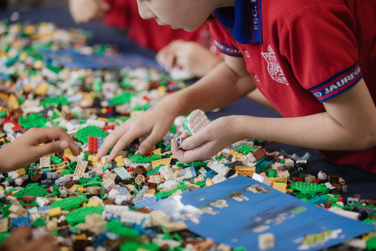 ¡Celebramos el Día Internacional del Juego con nuestros aliados de <a href="/LEGO_Group/">LEGO</a> junto a más de mil niñas y niños de primaria!🧩👧🏻👦🏻
En Nuevo León sabemos que el juego es parte integral del desarrollo y los aprendizajes y por ello lo hacemos presente en las escuelas de Nuevo León.