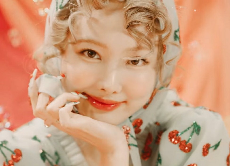 SolStelarSun's tweet photo. SE VIENE IM NAYEON para mi fue ayer cuando salio pop aun no asimiló qué va a salir abcd es como un sueño.
#나연컴백_에비씨_디데이
#NAYEON_SOLO_ABCDday @JYPETWICE https://t.co/NZTW90zNZR