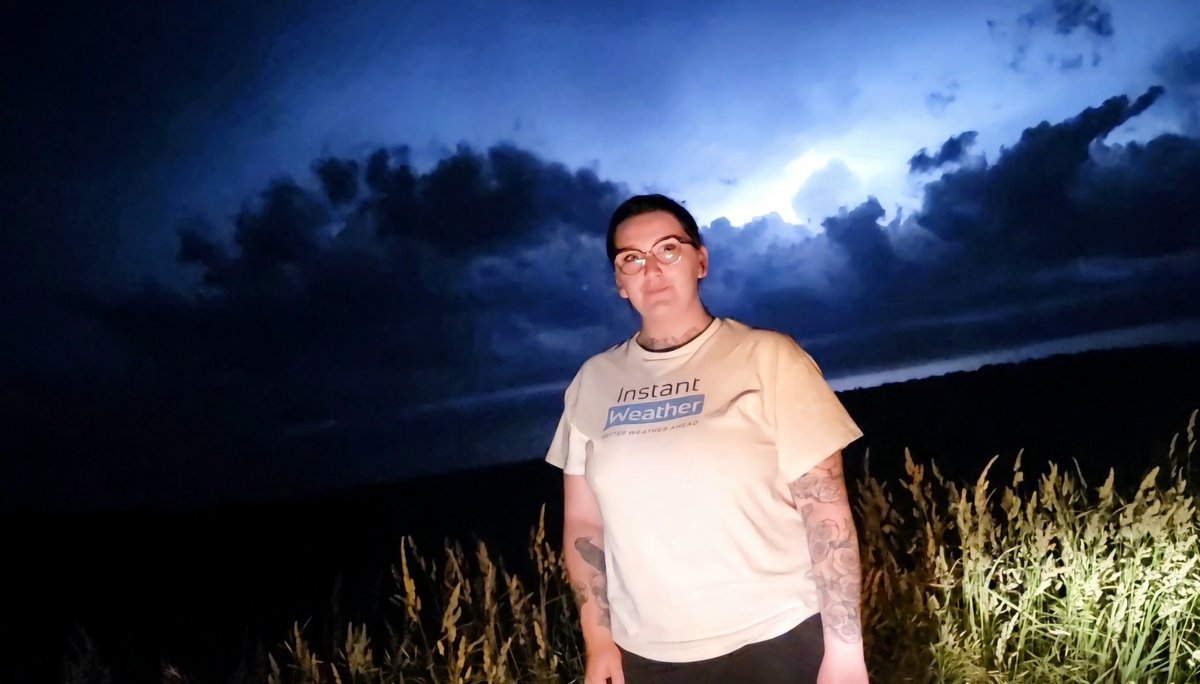 Raven_Radar's tweet photo. Just posing in front of this storm in my @IWeatherON shirt.. so cool.. 👀 #onstorm 🌩📌 https://t.co/7suo9gv0xh