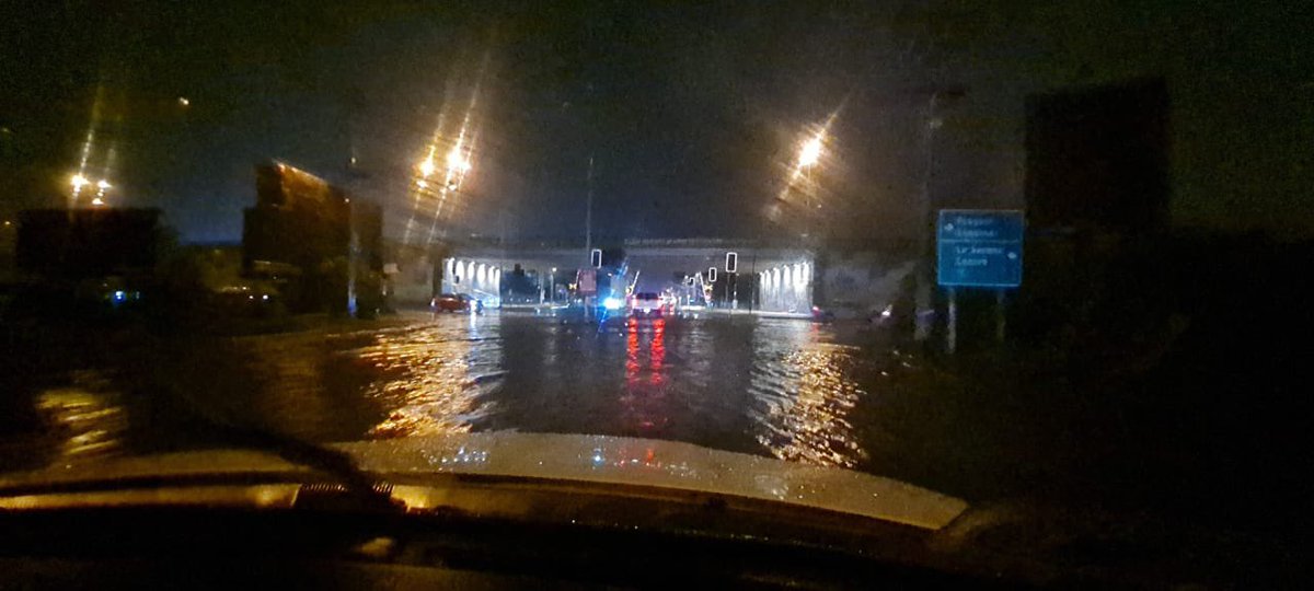 munilaserena's tweet photo. ⚠️ En estos momentos se registra gran cantidad de agua lluvia por Cuatro Esquinas, entre Balmaceda y Ruta 5. El llamado es a transitar con precaución y a baja velocidad para evitar accidentes #LaSerena #emergencia https://t.co/EYthDz2s6O
