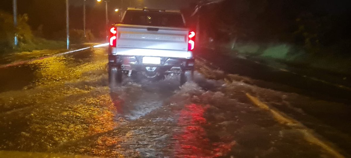 munilaserena's tweet photo. ⚠️ En estos momentos se registra gran cantidad de agua lluvia por Cuatro Esquinas, entre Balmaceda y Ruta 5. El llamado es a transitar con precaución y a baja velocidad para evitar accidentes #LaSerena #emergencia https://t.co/EYthDz2s6O