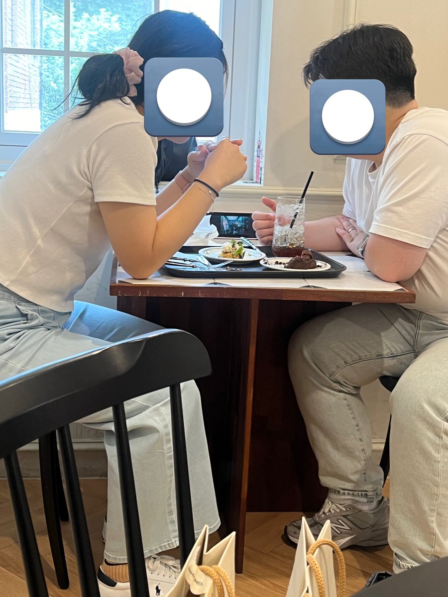 snoggingdonghae's tweet photo. there’s a couple watching the showtime MV hereeeeee 🥺💙 https://t.co/kTIpdswuSj