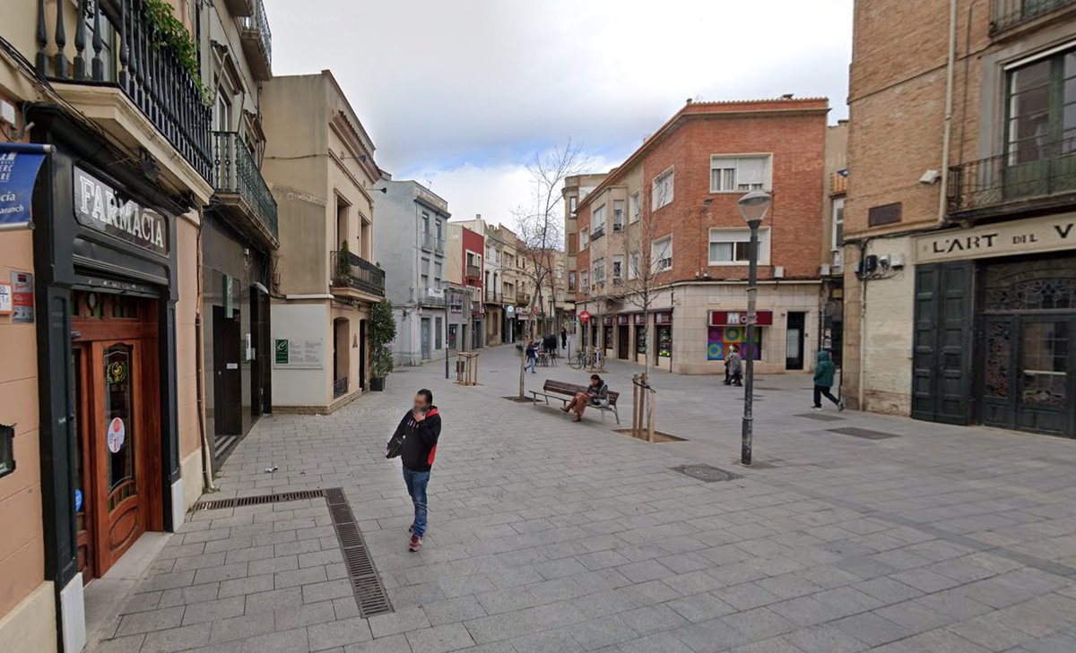 Terra_Futur's tweet photo. Els eixos verds i la conversió en zona de vianants de les ciutats no és una mania de BCN o de Colau, totes les ciutats fa temps que el fan. Avui Sabadell, on el cotxe també s'evapora. 🤗 https://t.co/80qc57eLKt