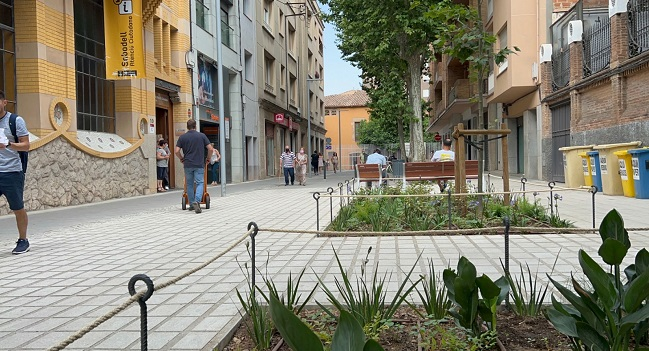 Terra_Futur's tweet photo. Els eixos verds i la conversió en zona de vianants de les ciutats no és una mania de BCN o de Colau, totes les ciutats fa temps que el fan. Avui Sabadell, on el cotxe també s'evapora. 🤗 https://t.co/80qc57eLKt