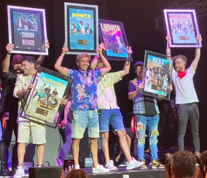 hecalarita's tweet photo. Felices 10 años a la banda más hermosa de este mundo, es imposible explicar el amor incondicional que les tengo ya que han sanado muchísimas heridas con su música y su cariño.
Vamos por 10 años más de Marama o mejor dicho 10mil años más
Los amo chicos🥹❤️‍🩹✨️
#Marama10años https://t.co/7nDuX358Ky