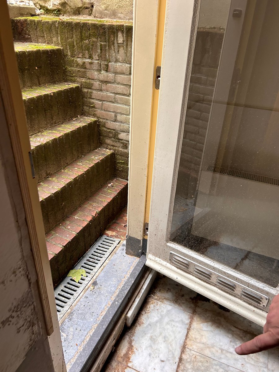 rschepbeton's tweet photo. De vloer in deze kelder bleef nat, opdrachtgever haalde ons erbij, bezig met oplossen / verhelpen van leed, het is natuurlijk niks als je kelder zicht steeds vult. Maar we / opdrachtgeefster is er bijna van af #ietsisonmogelijk #beton #water #nattekelder https://t.co/IZUDyRTBef