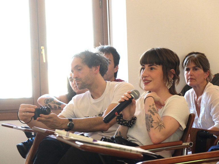 Ba al datoz gazteak euskal dantzara?
Transmisioa eta dantza taldeetako erreleboa aztertu nahi izan dugu Dantzan Ikasi topaketetan, eta gazte belaunaldiek lan egiteko ereduak ezagutu nahi izan ditugu “Gazteen parte-hartzea euskal dantzan” mahai inguruan.
dantzan.eus/kidea/DantzanI…