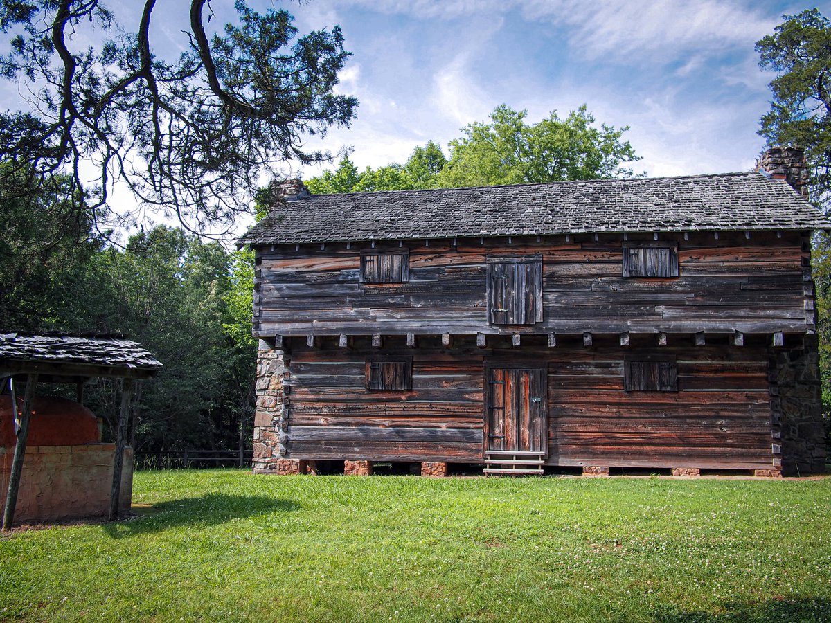 wander_whims's tweet image. Photo of the Day: The Cadron Blockhouse in Conway, AR. It's a replica of an 1800s building at this location. Members of the Cherokee tribe were stranded at this spot during their forced migration due to low river levels. #lifeisshort #takepictures