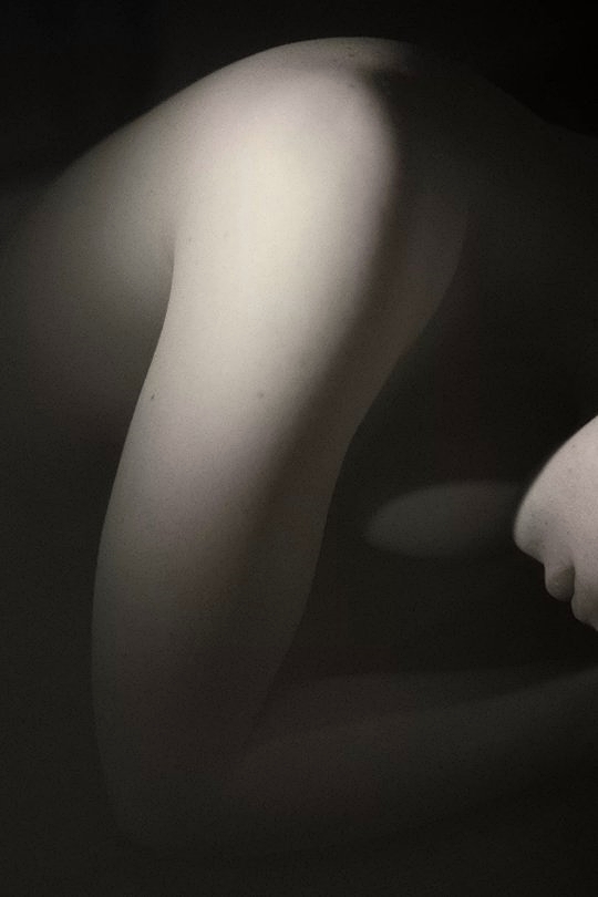 " Puoi vivere con un tale 
vent'anni e considerarlo 
un estraneo.

Puoi passare con un altro 
venti minuti e portartelo dentro 
tutta una vita " .

       Oriana Fallaci   🌹