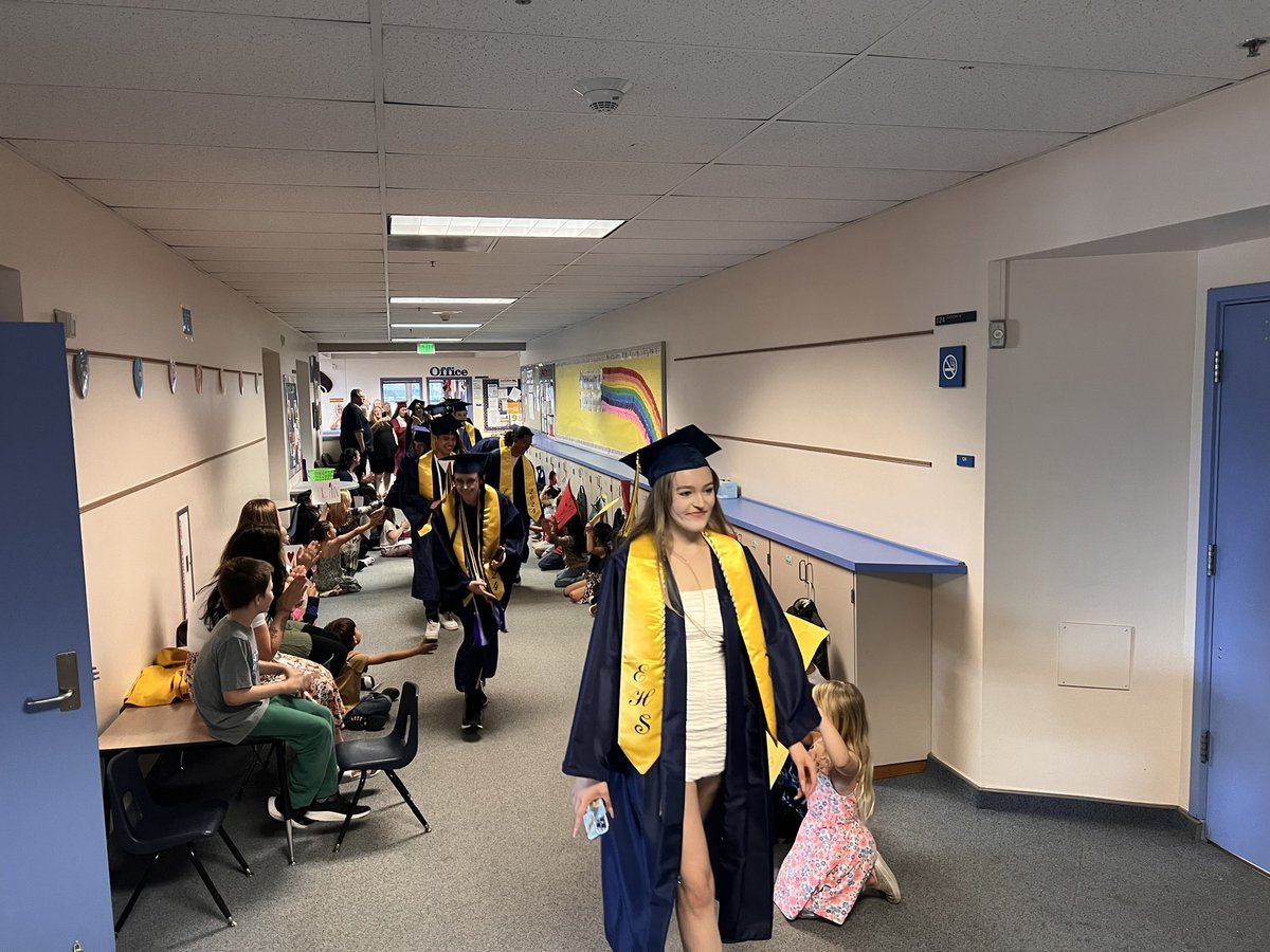 EPS_JacksonES's tweet photo. Loved having our graduate’s attend today’s Grad Walk! https://t.co/xVg8b80H7o