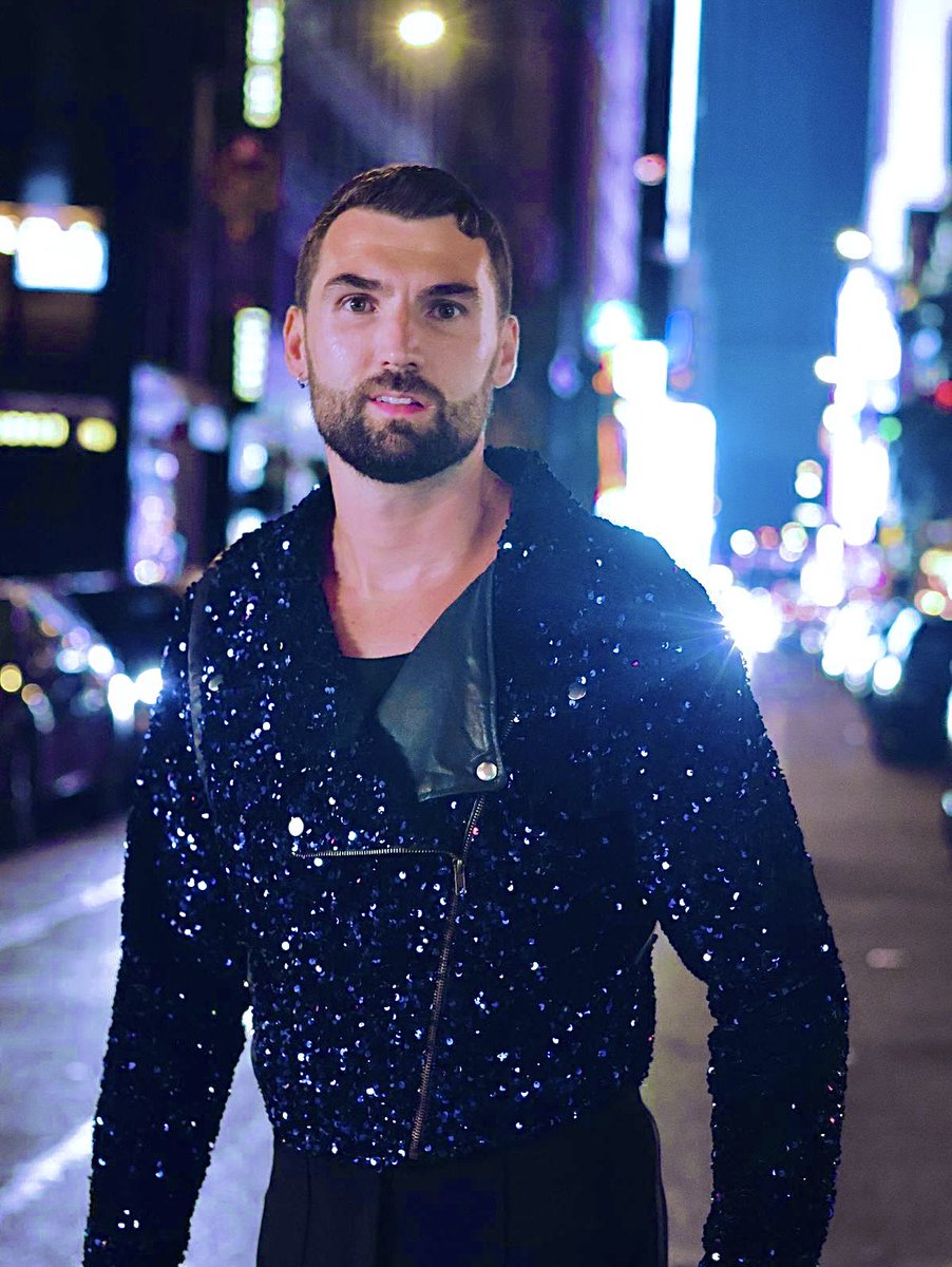 NYC @ night ✨

📸: Abraham Ramirez
👕: Outness