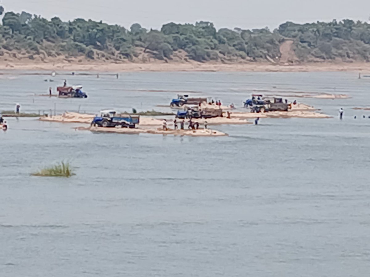 एमपी में "नर्मदा" में हो रहा
बेतहाशा अवैध रेत उत्खनन,
एमपी सरकार चला रही
जल "गंगा" संवर्धन!

नर्मदा रेत खनन से ध्यान हटाने मोहन सरकार ने जल संवर्धन अभियान के नाम में नही लिया नर्मदा का नाम।

नर्मदा के रेत खनन का ये नजारा केंद्रीय कृषि मंत्री के क्षेत्र बुधनी के बगवाड़ा का है।