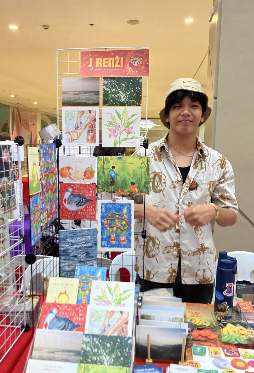 jrnzbarrios's tweet photo. HELLO!! drop by table 23 (please please please 🥺)!!✨

Day 1 of #KomiketPride til 8pm ✌️ see u po! https://t.co/q9u1MtB5o0