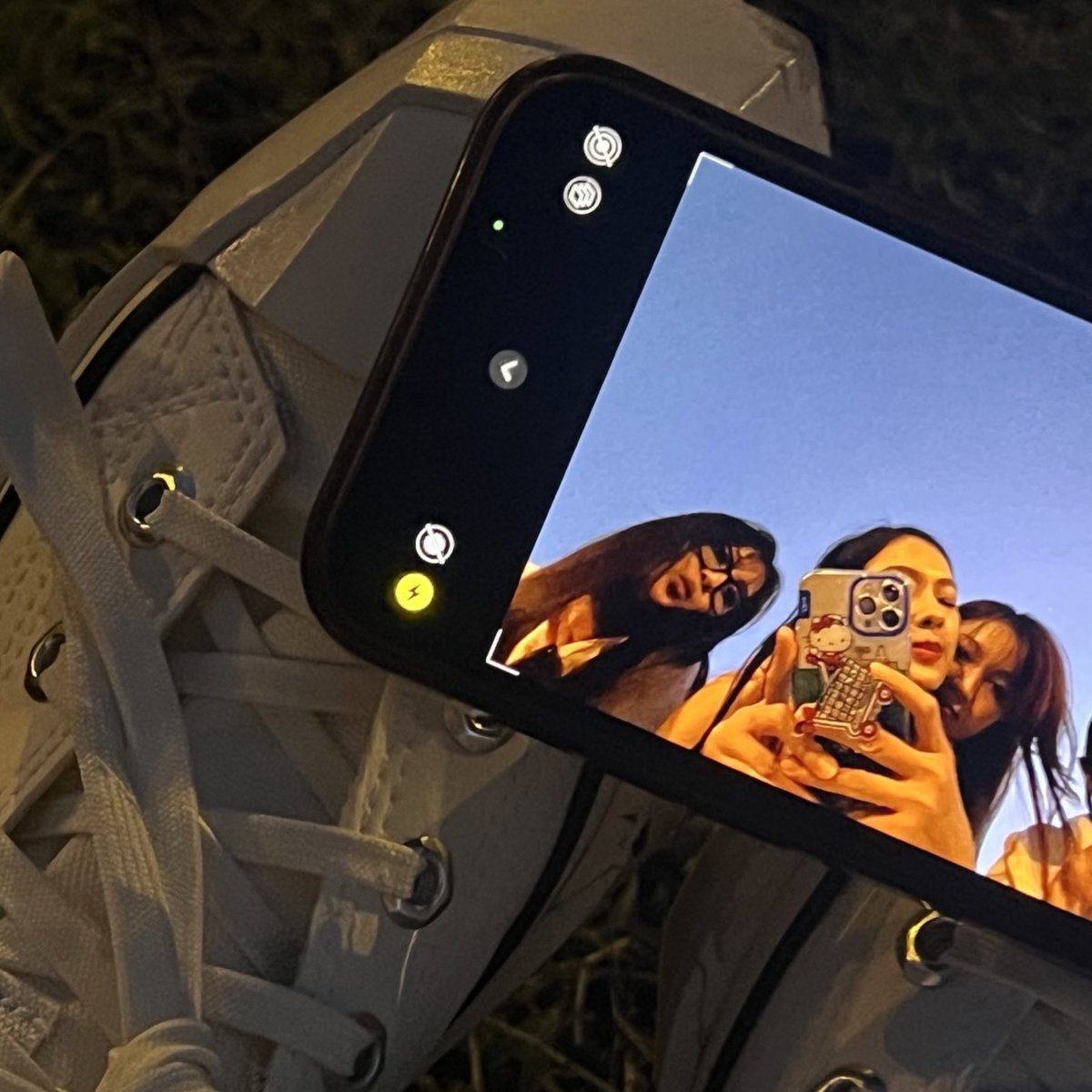 bridgerrukk's tweet photo. the way you can see view and ciize standing up but love never left her place on milk’s shoulder/back lmao my clingy girl https://t.co/pVZ3NGnsyt