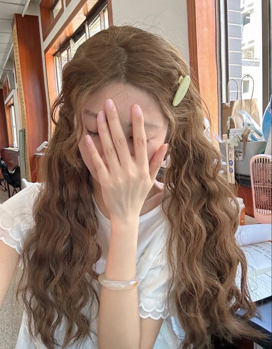 itfeelstory's tweet photo. ดูเรฟพสเกาคือทำลอนเมอเมดไปแล้วเกือบครึ่ง สวยย ทริคผมหนาผมผีคือต้องทรงนี้เลย ทำง่าย ลอนนาน ยิ่งคลายก็ยิ่งน่ารักอะ ต้องลองแล้วจะติดใจ เป็นทรงที่ใครทำก็รอด เปลี่ยนลุคได้ดีมั่ก https://t.co/QIbgog9A0B