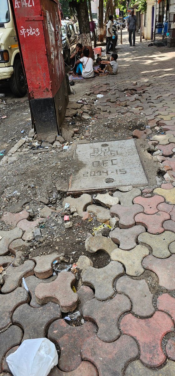 niharnina's tweet photo. @mybmcWardD footpath in very bad shape,how people can walk ? at LILAVTI LALJI DAYAL SCHOOL beside Dubhash Lane, S.V.P Road Prathna Samaj Mumbai 400 004. https://t.co/fLZ153C34A