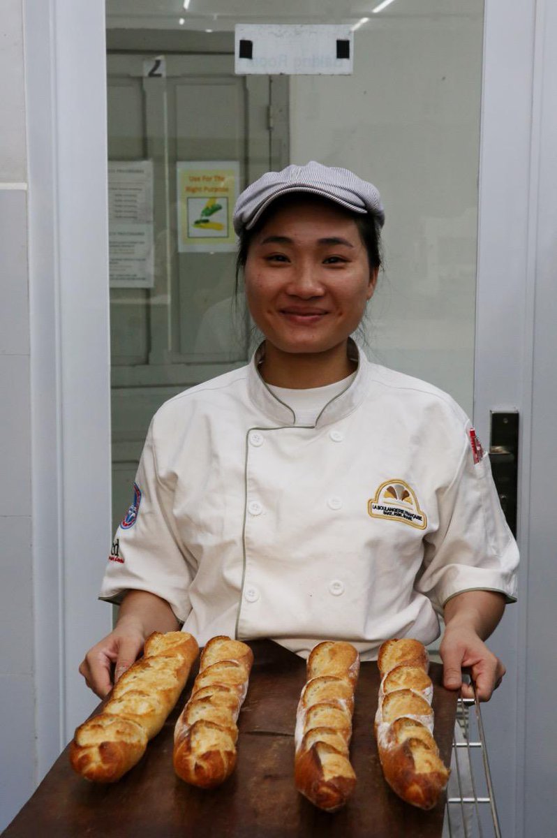 conan_herve's tweet photo. #AFDVietnam30ans Pour Nguyen Thi Nga , formatrice et ancienne élève de #LaBoulangerieFrançaise.. et lauréate du prix de la #baguette du cinquantenaire "la formation de #IECD soutenue par @AFD_France m'a permis d'acquérir un réel savoir-faire et d'avoir confiance en mon avenir" https://t.co/HlyO5HhPFe