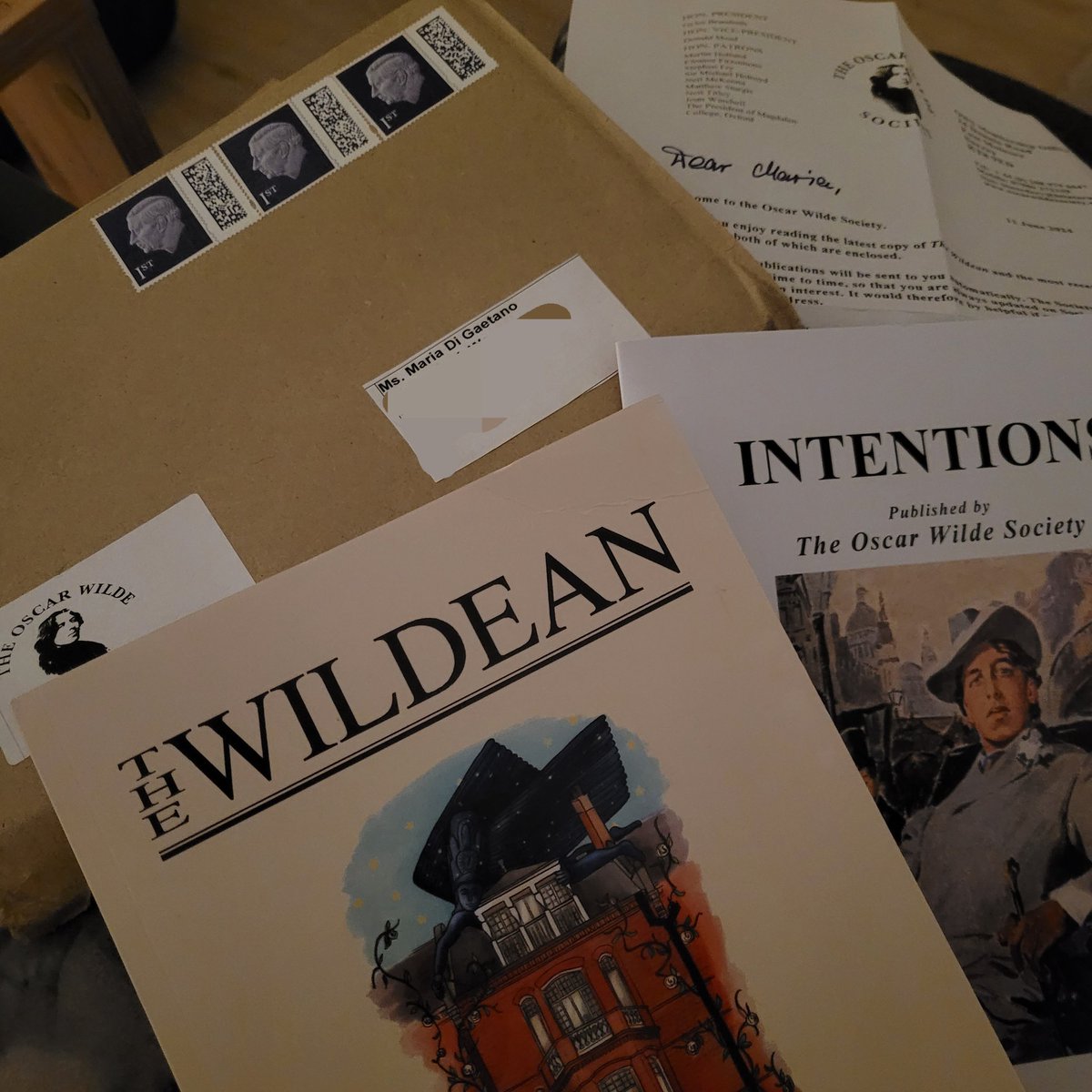MariaD_Artdrops's tweet photo. When you come home after work and find books and letter from The Oscar Wilde Society. The joy is inexplicable 😭❤️

#oscarwildesociety #love #literature #wit https://t.co/y92Htgh7I0
